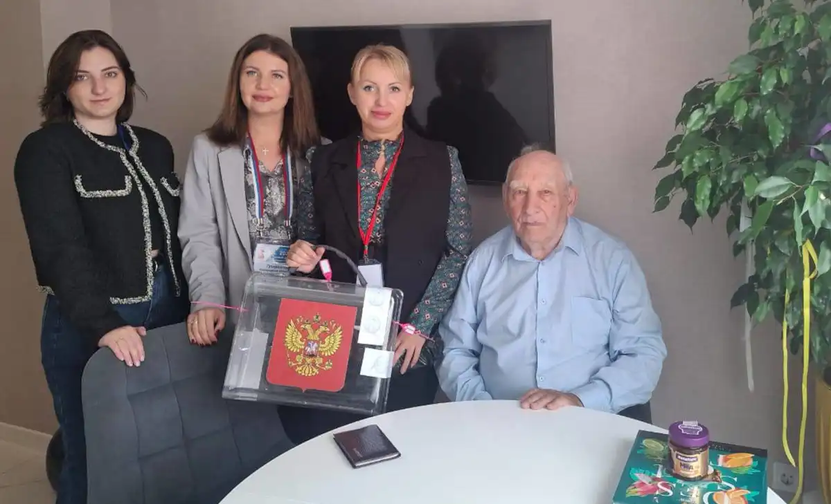 Члены выездной избирательной комиссии вручили почётному гражданину Новгородской области подарки.