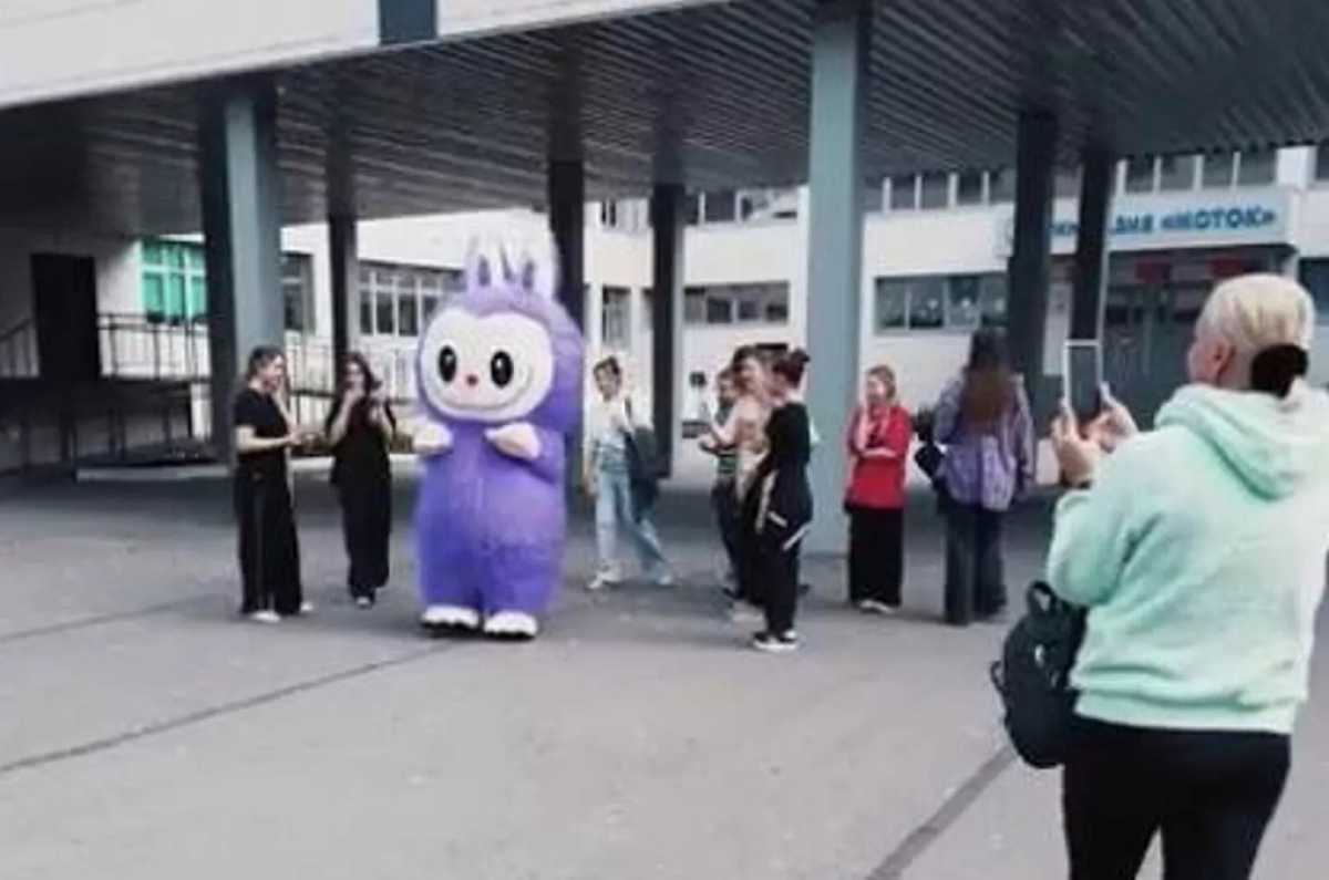 Девушка в костюме Лабубу пришла на выборы губернатора Новгородской области