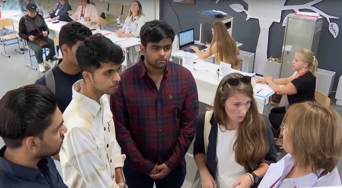 Студенты-медики из Индии в ходе экскурсии по избирательному участку № 1136.