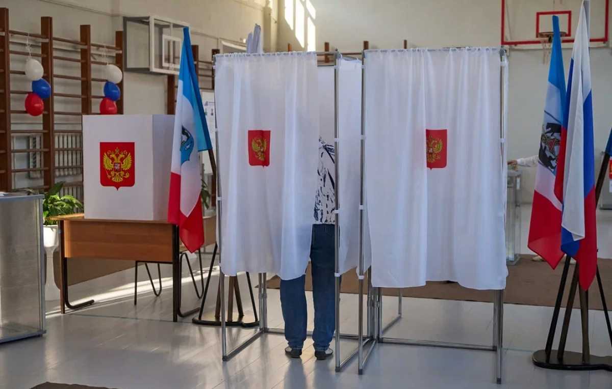 После закрытия участков члены избиркомов приступили к подсчёту голосов.