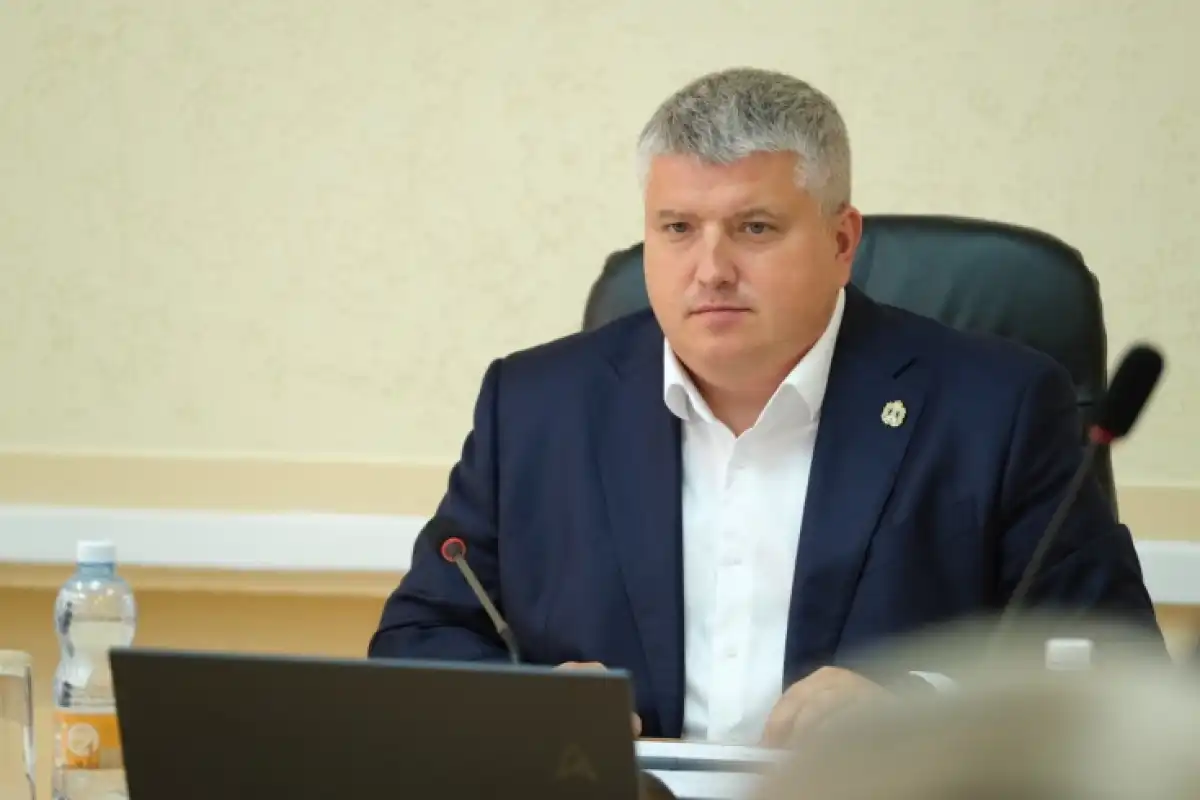 На досрочных выборах губернатора области Александр Дронов набрал …. % голосов ().