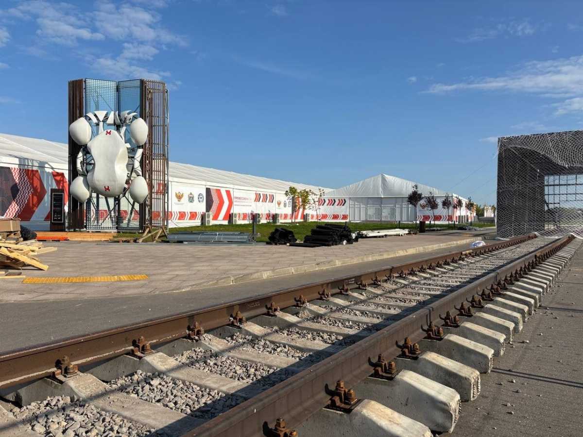 Перед шатрами строится настоящая железная дорога. О том, зачем она нужна организаторы финала Чемпион