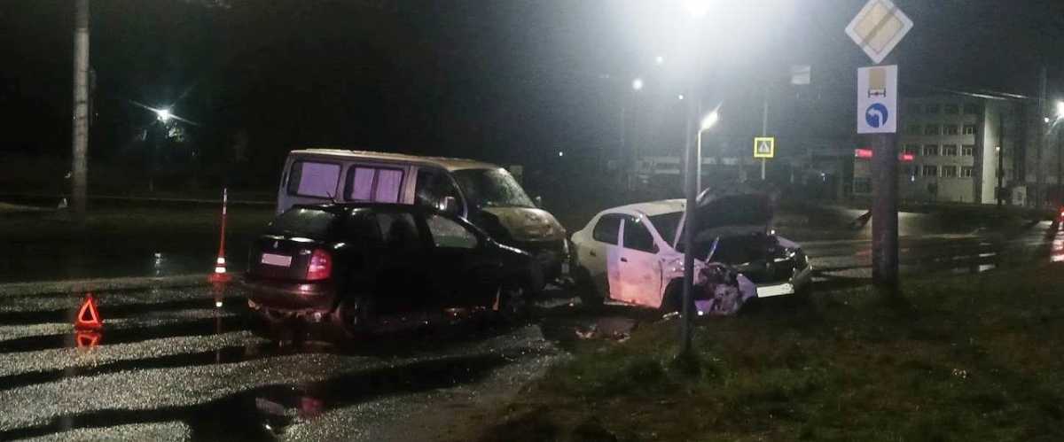 В результате ДТП водитель «Рено» и двухлетняя девочка, пассажирка «ГАЗ», с телесными повреждениями д