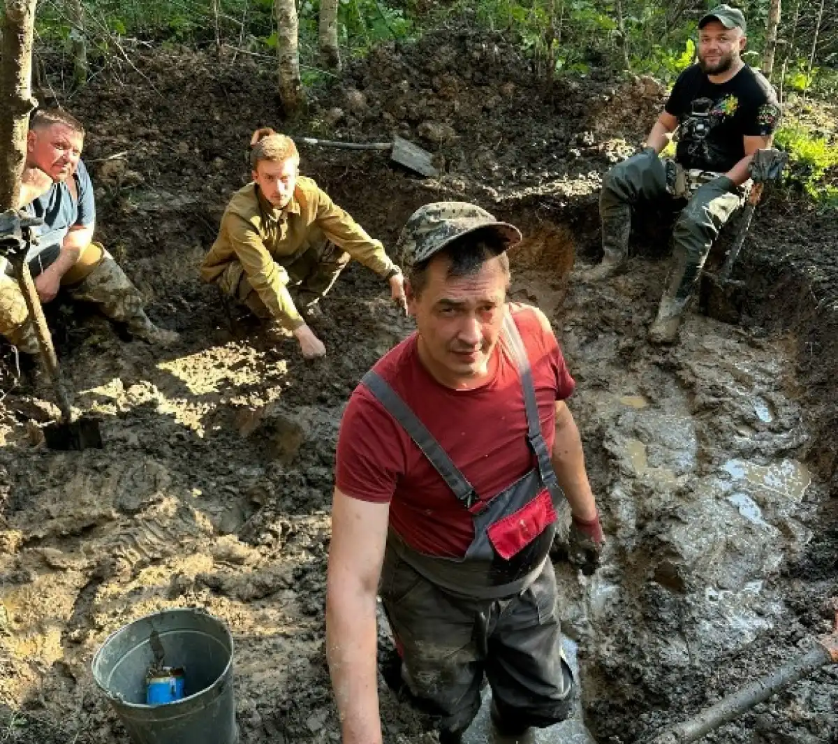 Среди личных вещей у бойцов нашли ложку, медную цепочку, бритву.