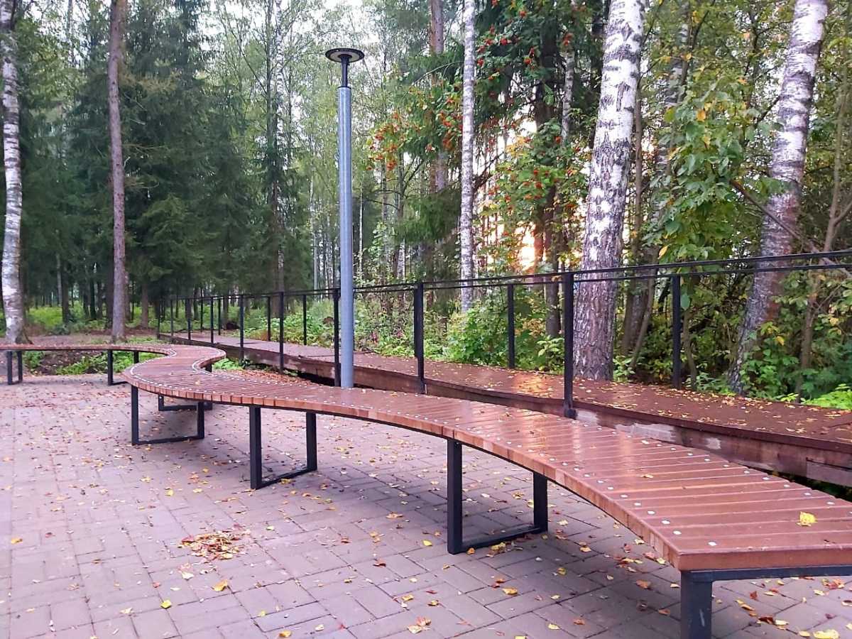 На улице выполнено мощение площадки, установлены большие скамейки и подсветка.