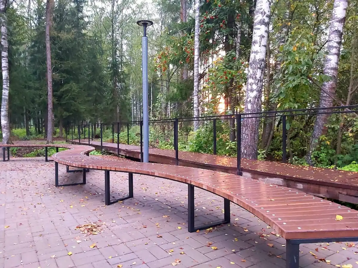 На улице выполнено мощение площадки, установлены большие скамейки и подсветка.