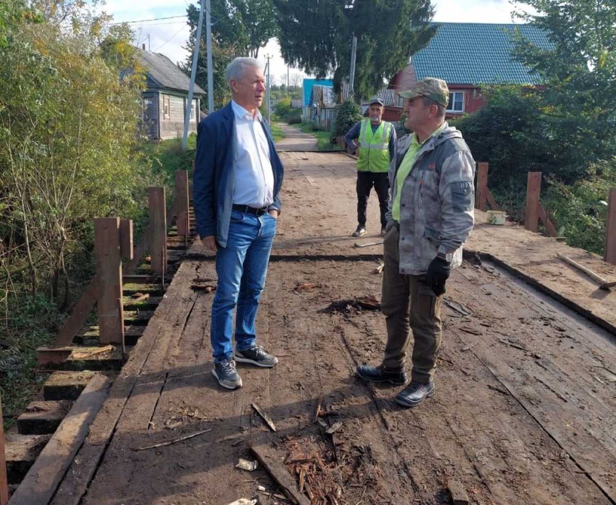 На мосту снимают старое полотно.