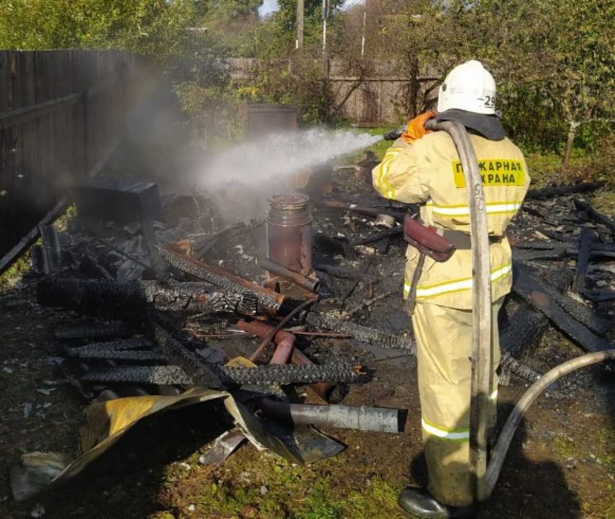 В результате пожара хозпостройка уничтожена полностью.