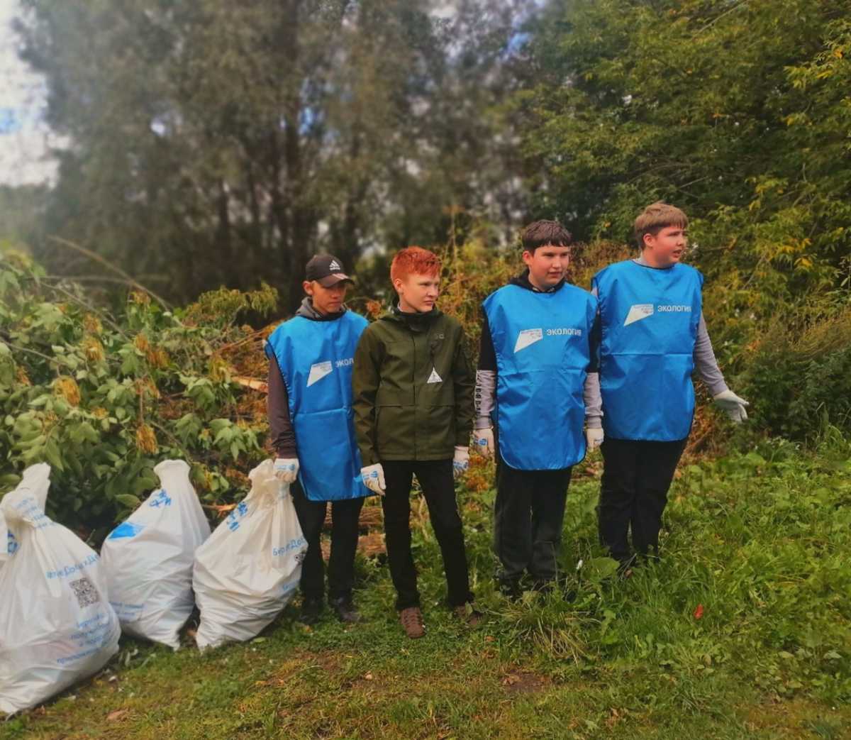 Вдохновленные идеей чистоты, школьники и студенты с энтузиазмом взялись за уборку берегов рек.