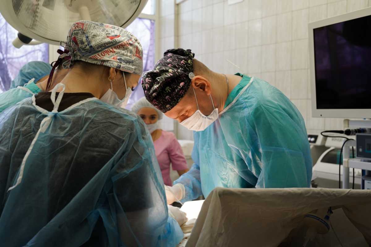 В медицинских организациях Новгородской области работает почти 100 хирургов различных специализаций