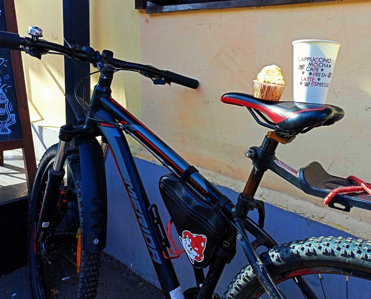 В день акции участники получают бесплатные угощения в кафе, делятся фотографиями в социальных сетях.