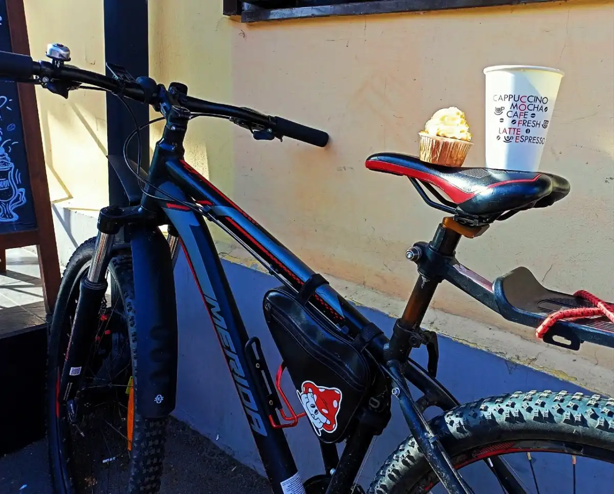 В день акции участники получают бесплатные угощения в кафе, делятся фотографиями в социальных сетях.