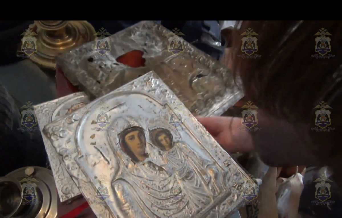 Всего новгородцы похитили около 650 различных предметов, в том числе иконы.