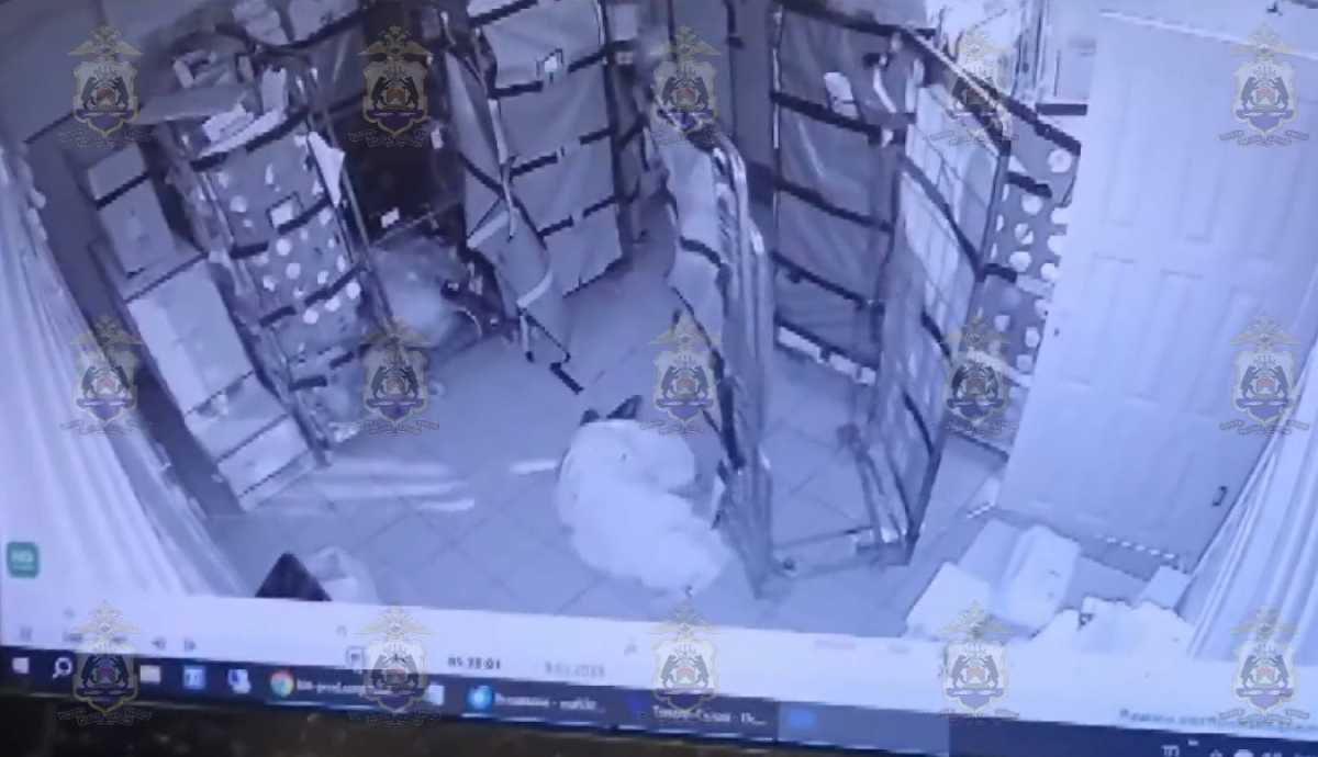 Утром продавцы обнаружили спавшего в магазине вора.