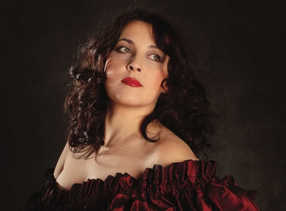 На концерте в Великом Новгороде певица исполнит как золотые хиты, так и новые песни.