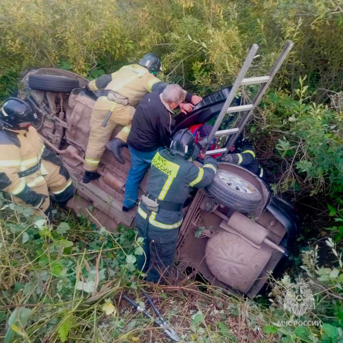 В Старой Руссе автомобиль съехал в кювет.