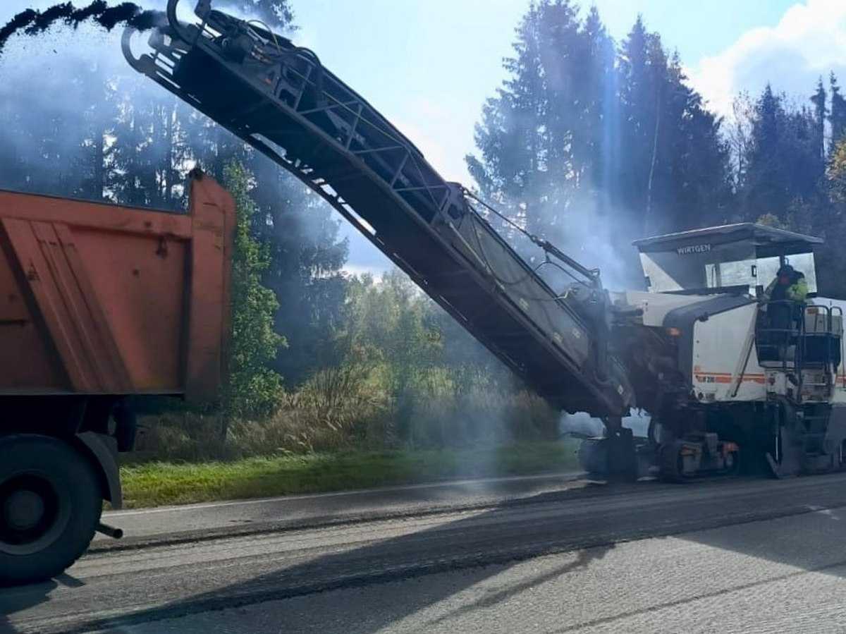 Подрядчик фрезерует изношенное покрытие на участке от посёлка Новосельский в направлении деревни Тер
