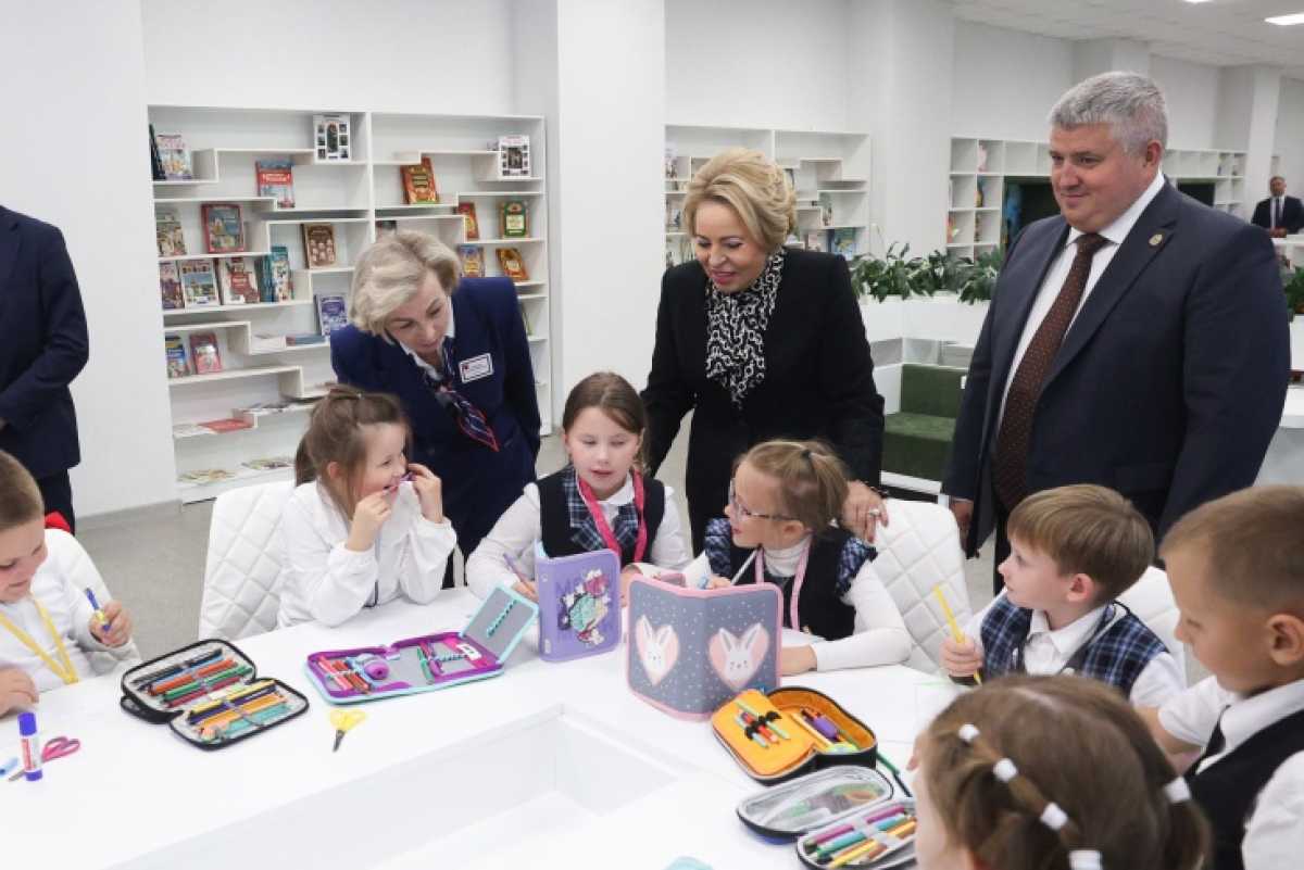 Валентина Матвиенко отметила важный вклад градообразующих предприятий в профориентацию школьников.