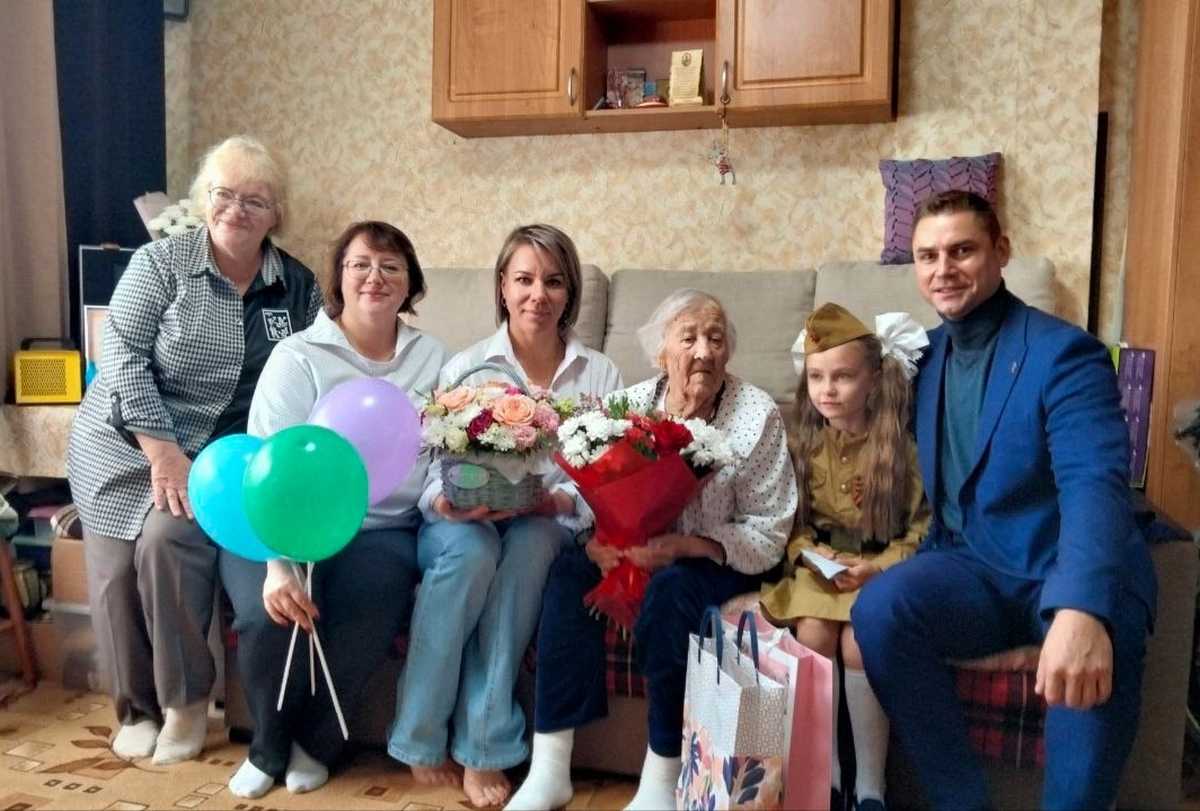 Глава округа поздравил Веру Васильеву со 102-м днём рождения.