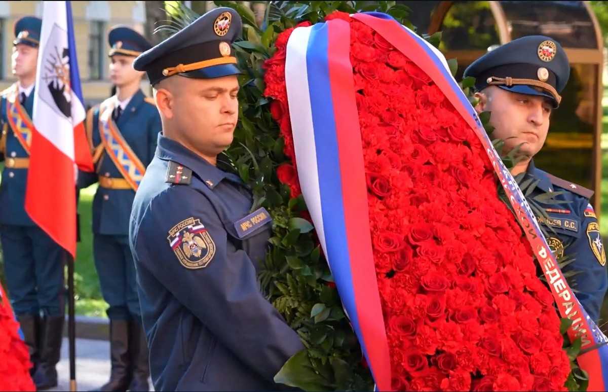 Комплекс «Вечный огонь славы» был открыт в Новгороде 8 мая 1965 года.