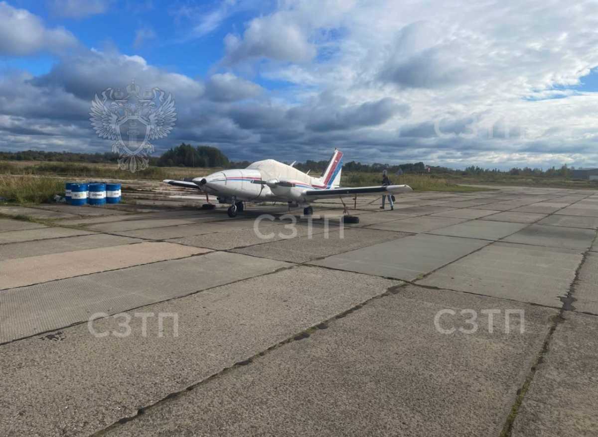 На новгородском аэродроме легкомоторный самолёт врезался в столб из-за отказа тормозов