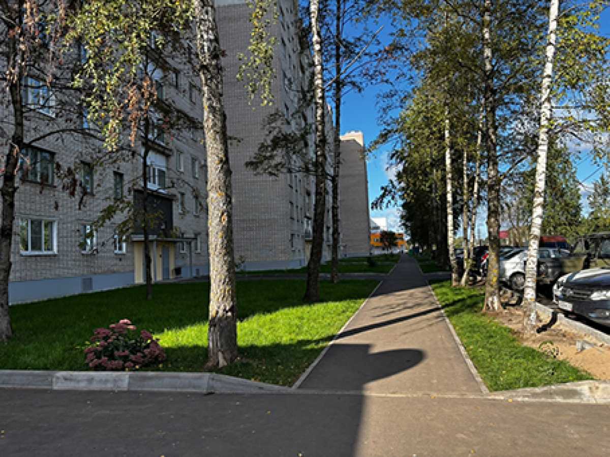 На лицевой части двора работы завершены