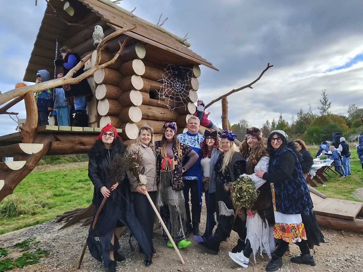 На праздник съехались 16 Бабок Ёжек.