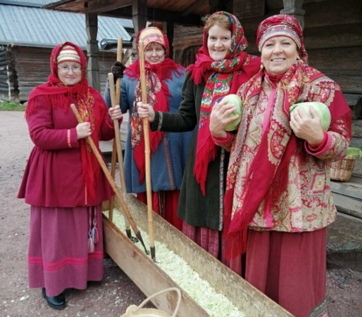 Осенью наши предки устраивали весёлые посиделки — «капустки».