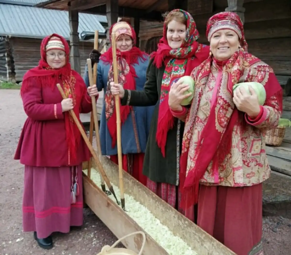 Осенью наши предки устраивали весёлые посиделки — «капустки».