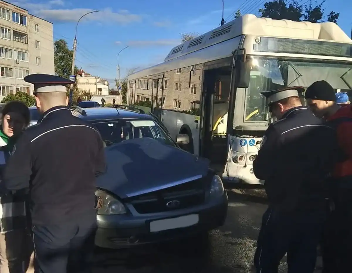 Автобус ехал без рассажиров.