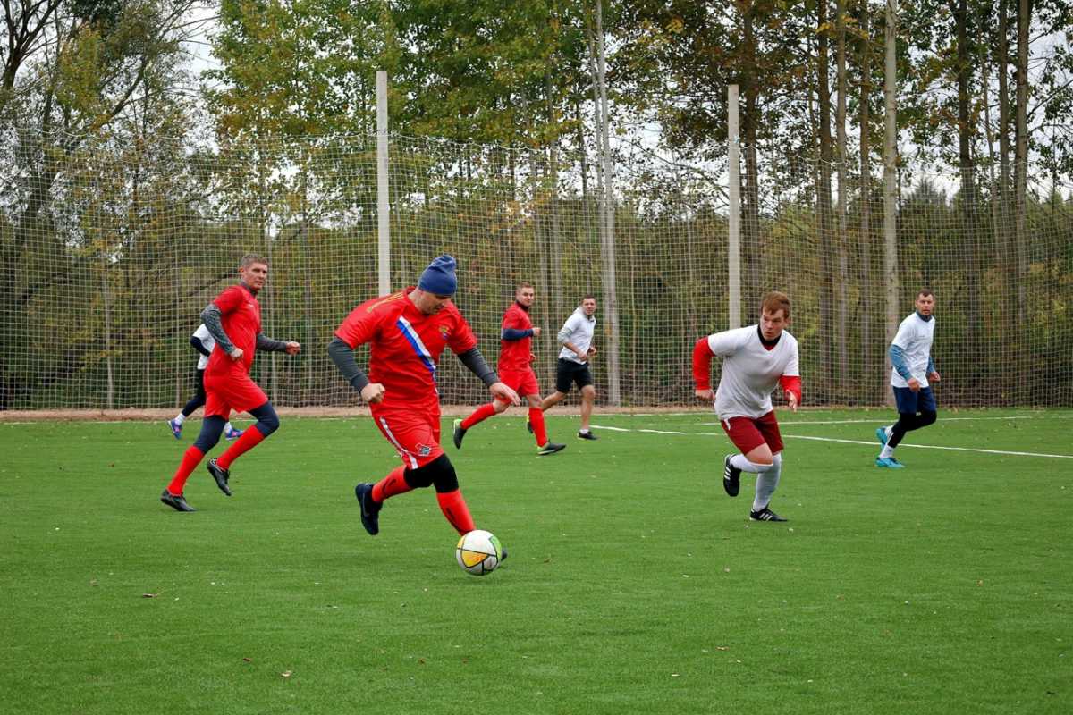 На поле вышли команды предпринимателей, Сбера и регионального правительства.