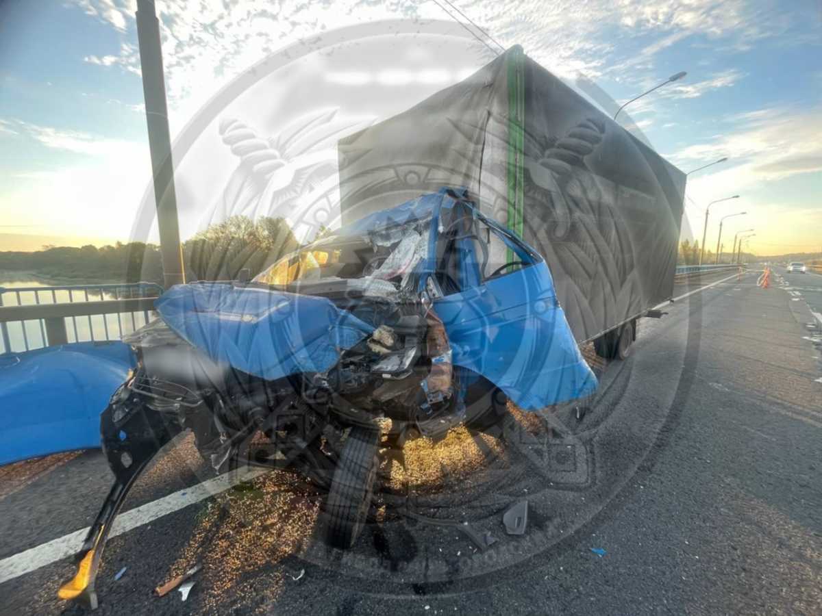 В ДТП пострадал 36-летний водитель фургона.