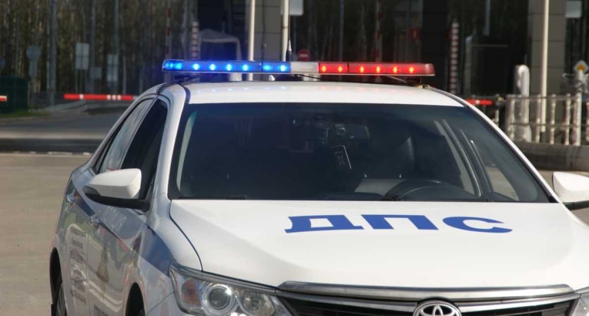 Включив проблесковые маячки и спецсигналы, инспекторы ДПС сопроводили машину к больнице.