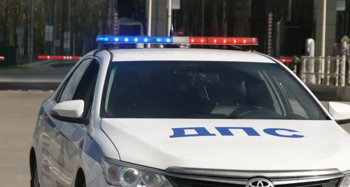 Включив проблесковые маячки и спецсигналы, инспекторы ДПС сопроводили машину к больнице.