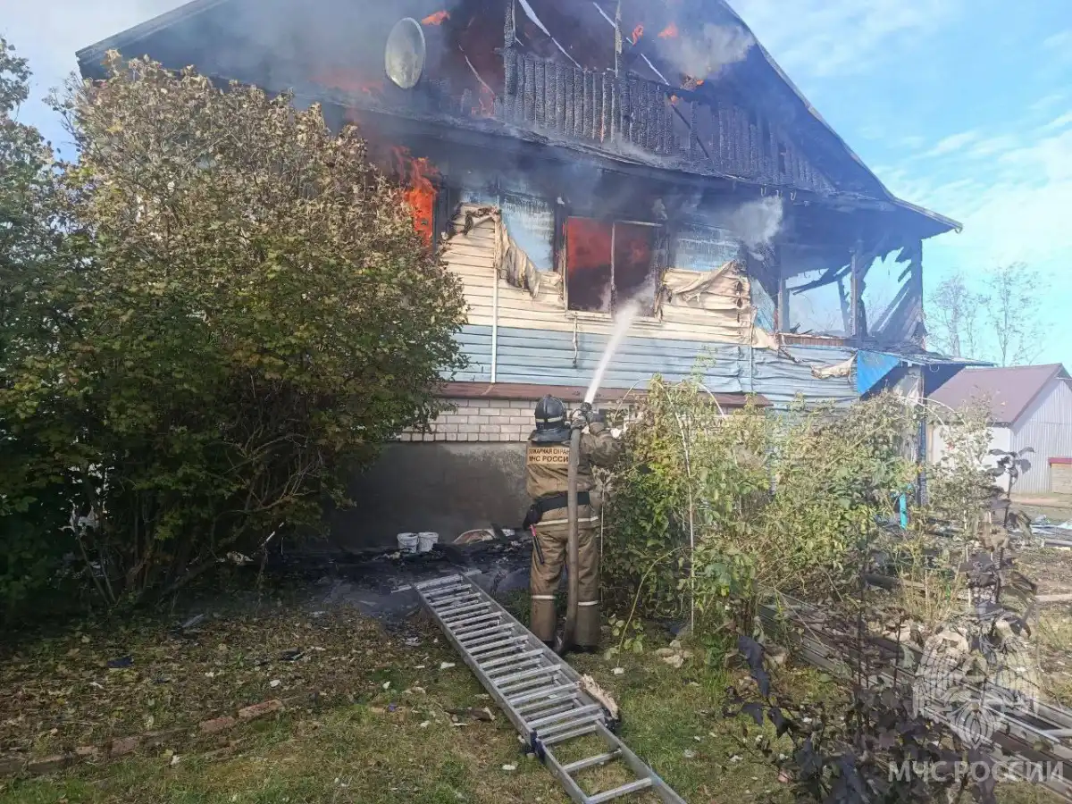 В городе Старая Русса пожар произошёл в доме на улице Макаренко.