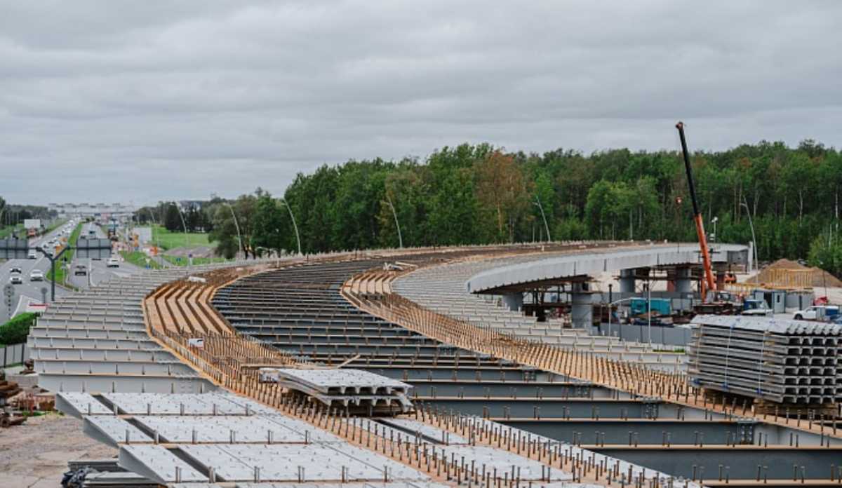 На объекте трудится порядка 350 человек и задействовано 100 единиц дорожной техники.