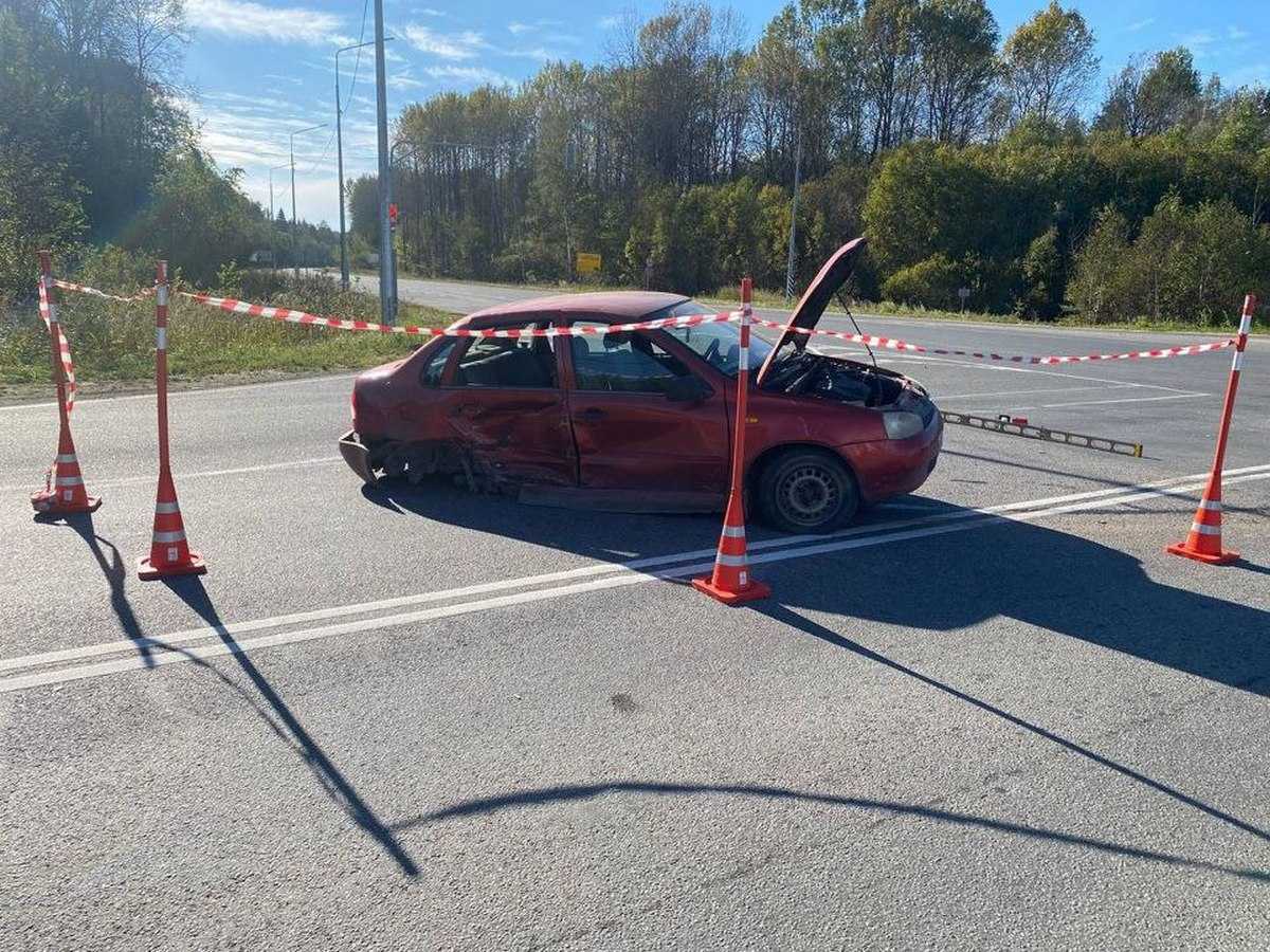 Скорая помощь доставила водителя иномарки в Новгородскую областную больницу.