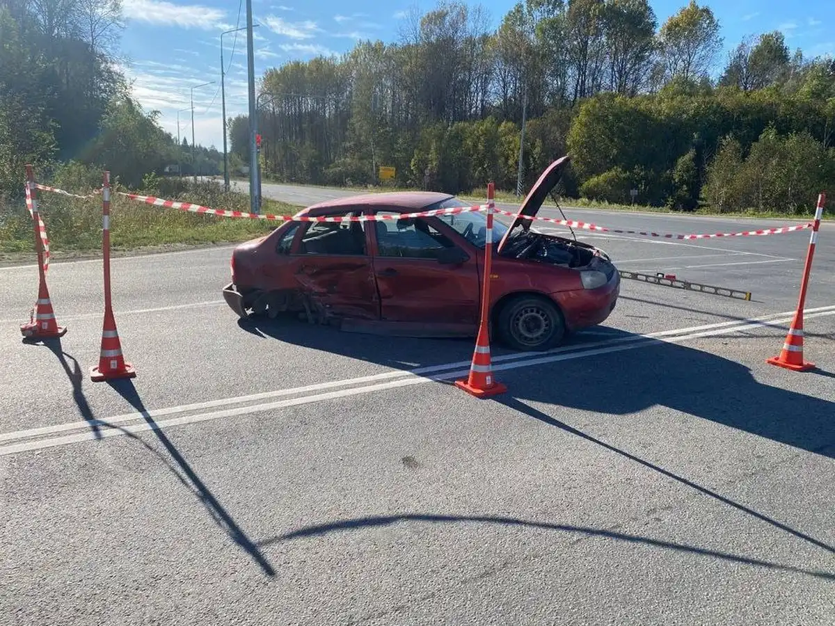 Скорая помощь доставила водителя иномарки в Новгородскую областную больницу.