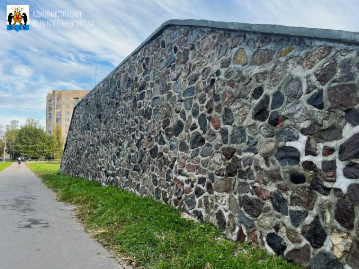 На улице Новолучанской применялся гранит, тогда как на Прусской использовался известняк.