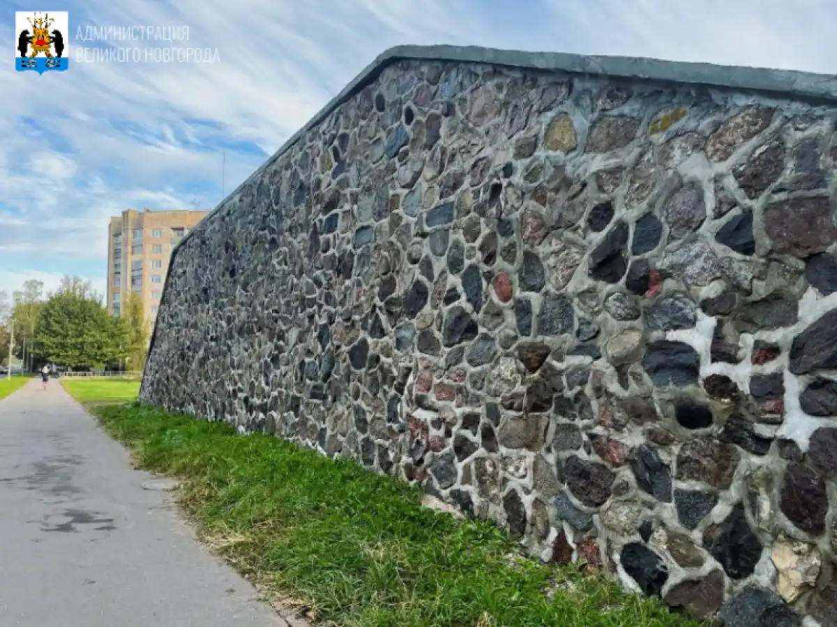 На улице Новолучанской применялся гранит, тогда как на Прусской использовался известняк.