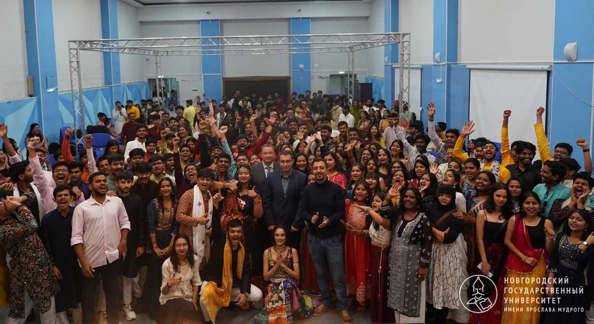 Участие во встрече приняли более 250 студентов НовГУ из Индии. 