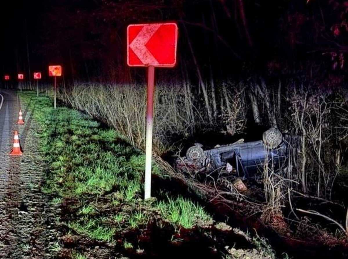 «Ладой Приора» съехала в правы кювет и опрокинулась.