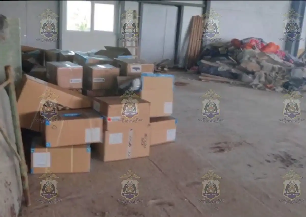 Часть похищенного груза сотрудники полиции изъяли в гаражах и жилищах фигурантов уголовного дела.