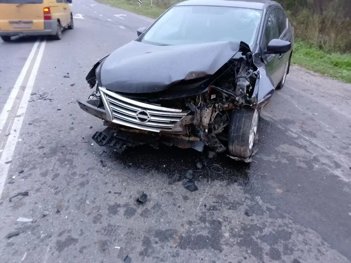 Пьяный водитель «Ниссана Сентра» врезался на встречке в «ВАЗ».