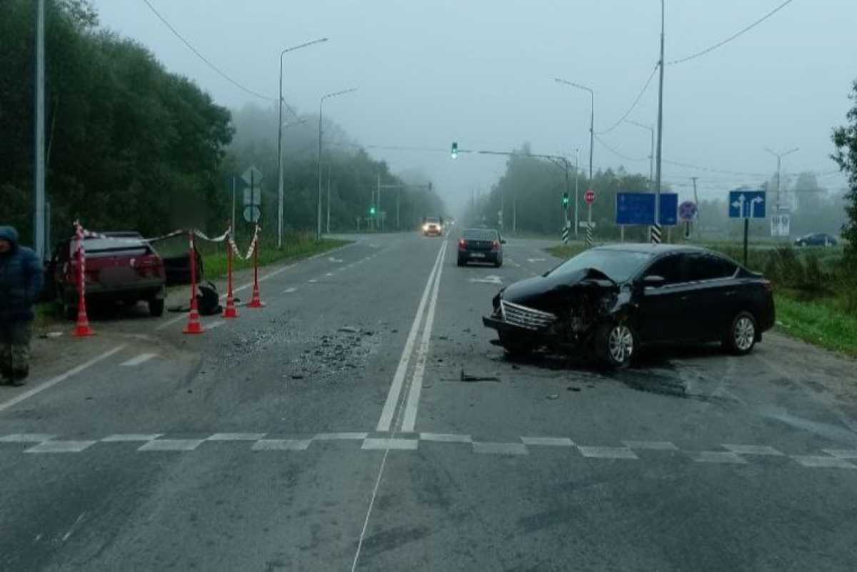 В результате ДТП в Новгородском округе водитель и пассажир, женщина 1990 г р., а/м «ВАЗ-2108» с разл