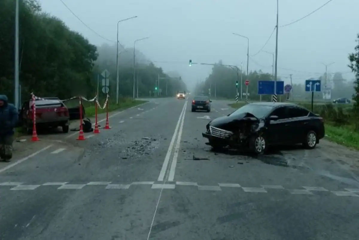 В результате ДТП в Новгородском округе водитель и пассажир, женщина 1990 г р., а/м «ВАЗ-2108» с разл