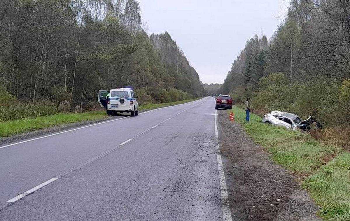 В Парфинском округе 55-летняя женщина не справилась с управлением «Ниссаном».