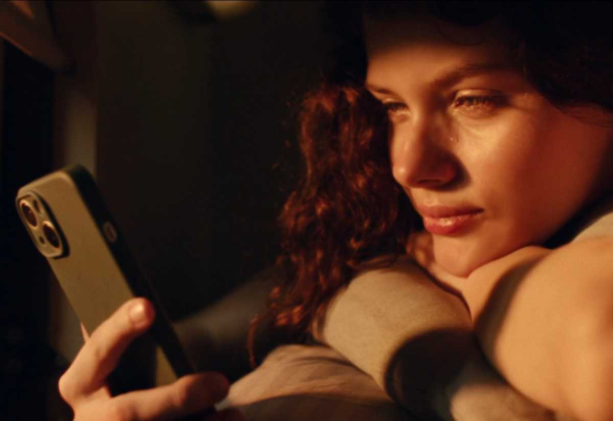 Истории соединяет стихотворение о чувствах в исполнении российского актёра театра и кино Константина