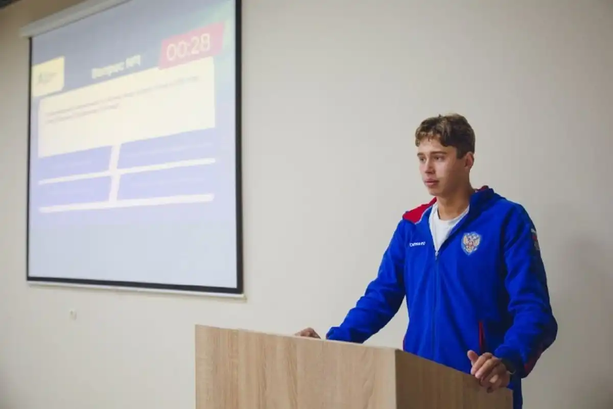 С региональными вопросами знакомил аудиторию победитель первенства мира по плаванию Егор Бабинич.