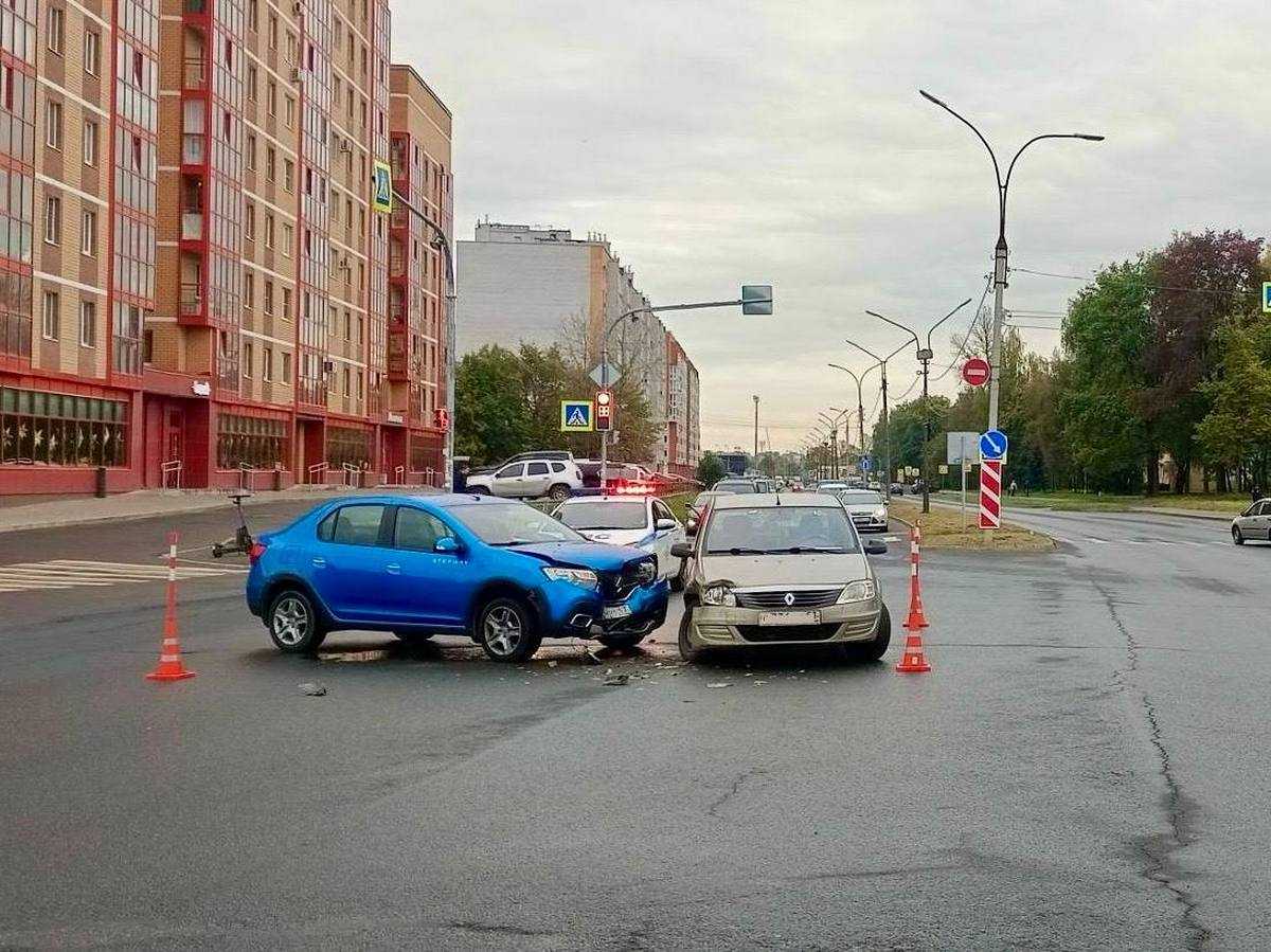 Женщина на «Рено SR» при повороте не уступила дорогу «Рено Логан».